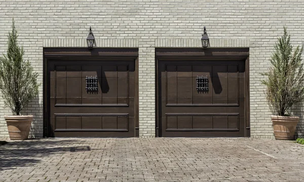 Dois carros garagem de madeira — Fotografia de Stock