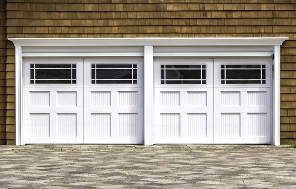 Houten garage voor twee wagens — Stockfoto