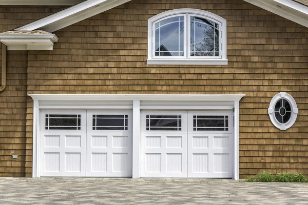 Traditionele houten garage voor twee wagens — Stockfoto