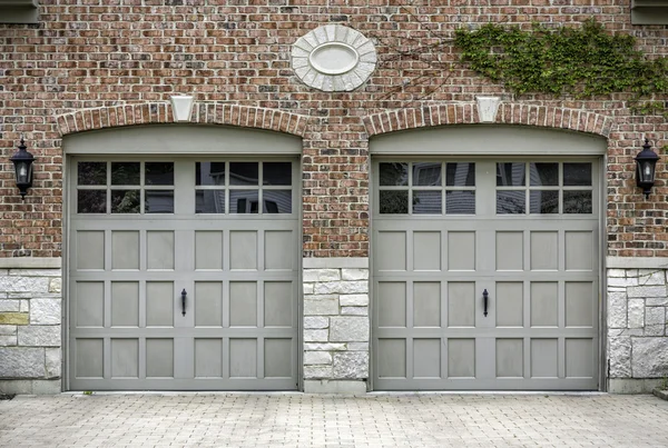 Houten garage voor twee wagens — Stockfoto