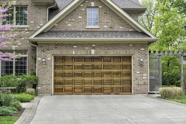 Garage en bois deux voitures — Photo