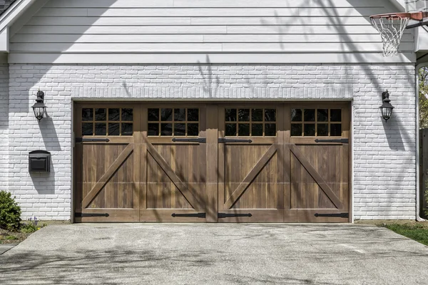 Garaje de madera para dos coches — Foto de Stock