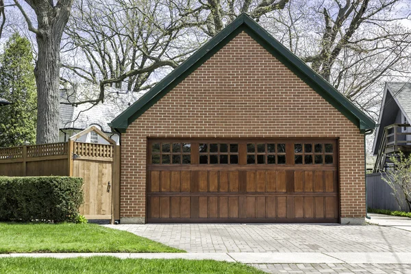 Garage en bois deux voitures — Photo