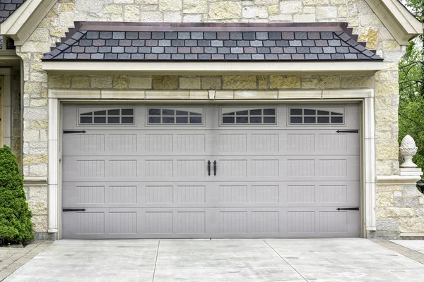 Traditional two car garage — Stock Photo, Image