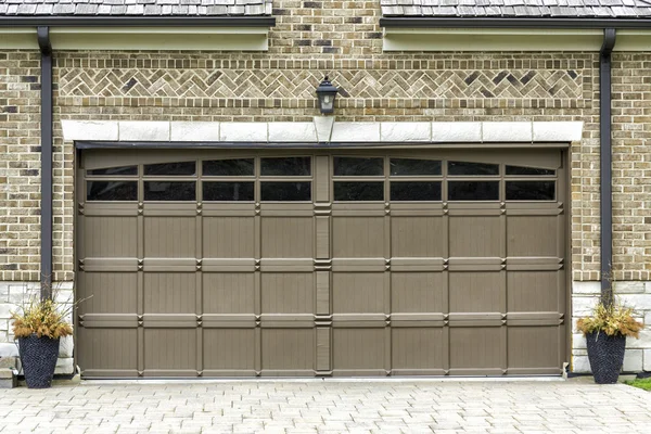 Garage en bois deux voitures — Photo