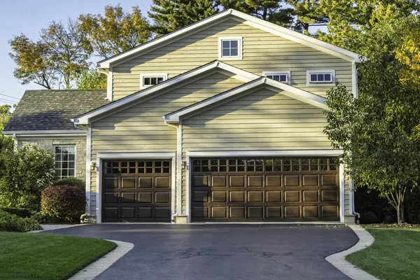 Traditionella amerikanska hem med garage — Stockfoto