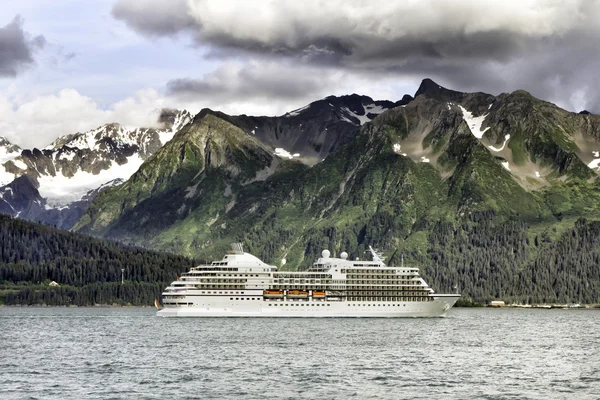 Navio de cruzeiro a sair de Seward — Fotografia de Stock