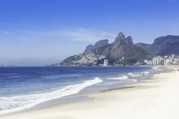 Пляж Ипанема утром в Рио-де-Жанейро — стоковое фото