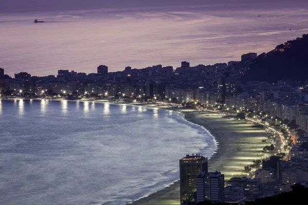 Tramonto sulla spiaggia di Copacabana a Rio de Janeiro — Foto Stock