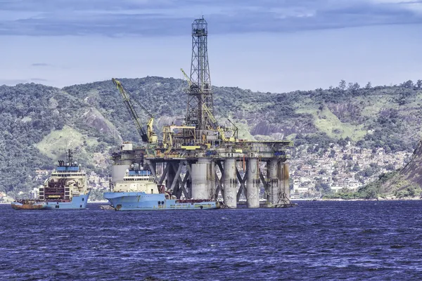 Equipamento de perfuração de petróleo contra panorama do Rio de Janeiro — Fotografia de Stock