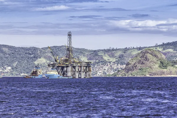 Equipamento de perfuração de petróleo contra panorama do Rio de Janeiro — Fotografia de Stock