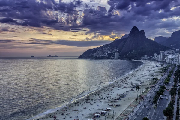 Sonnenuntergang am Strand von Ipanema in Rio de Janeiro — Stockfoto