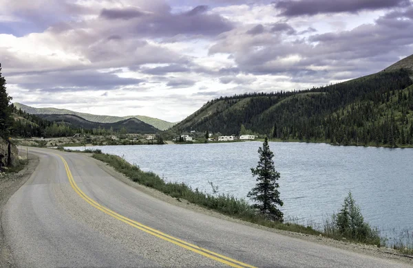 Strada asfaltata nelle montagne dell'Alaska — Foto Stock