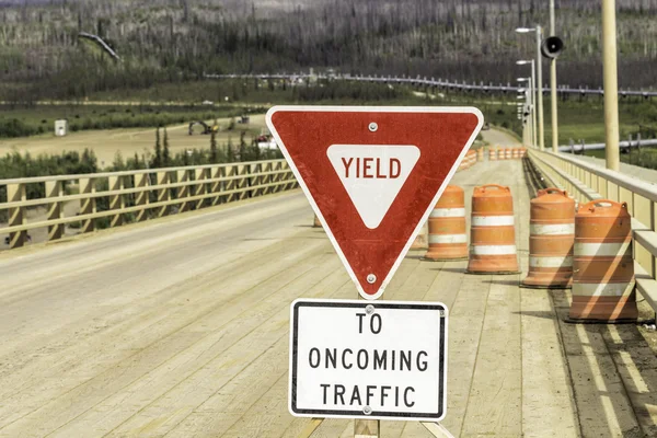 Yield sign — Stock Photo, Image