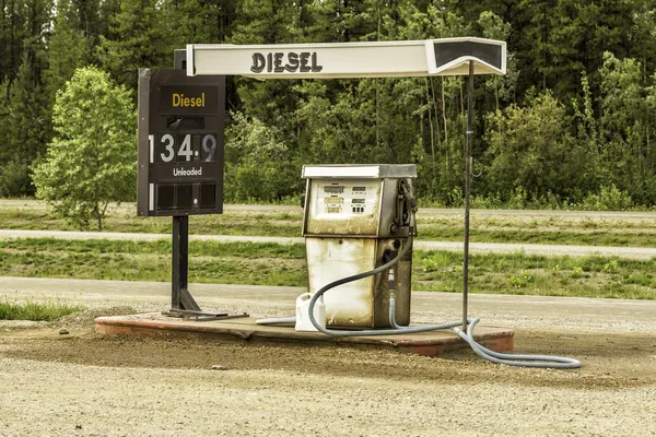 Alte Tankstelle mit alter Zapfsäule — Stockfoto