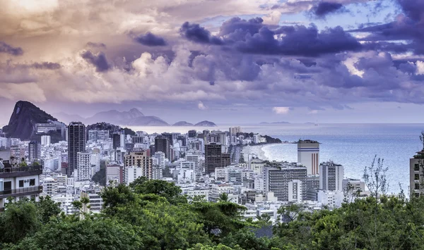 Západ slunce na pláži ipanema v rio de Janeiru — Stock fotografie