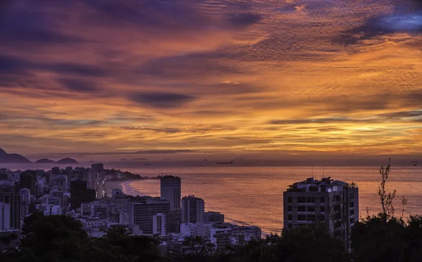 Вид с воздуха на пляж Ипанема, восход солнца в Рио-де-Жанейро — стоковое фото