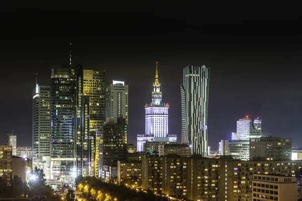 Innenstadt von Warschau bei Nacht — Stockfoto