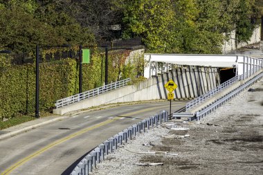 eğri yol tünel ile