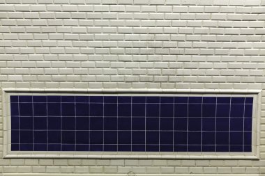 Paris Metro İstasyonu duvar işareti