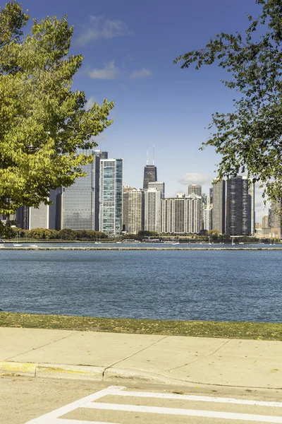 Pavé et le centre-ville de Chicago comme arrière-plan sur la journée ensoleillée d'automne — Photo