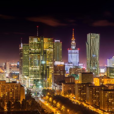 Varşova şehir merkezinde, gece