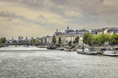 Paris, Fransa 'da Seine nehrinde tekneler