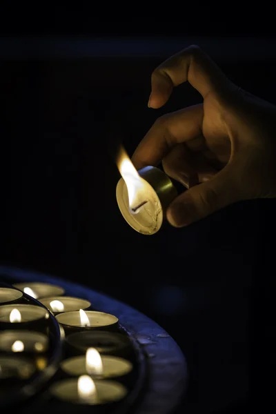 Encender una vela a mano — Foto de Stock