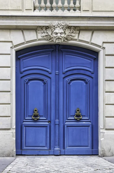 Porta de entrada em arco de madeira em Paris — Fotografia de Stock