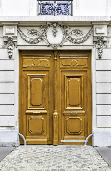 Wood entry door in Paris, France — Stock Photo, Image