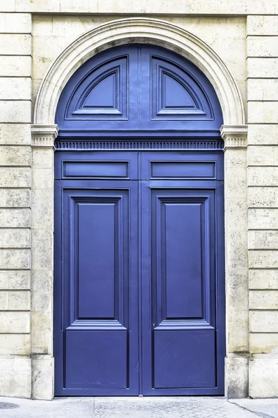 Wood arch entry door in Paris, France — Stock fotografie
