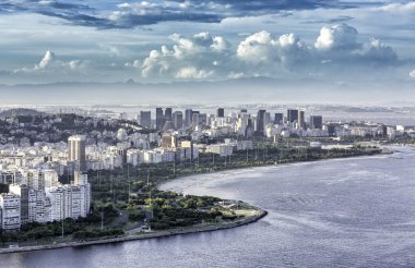 dramatik bulutlar ile şehir rio de Janeiro havadan görünümü