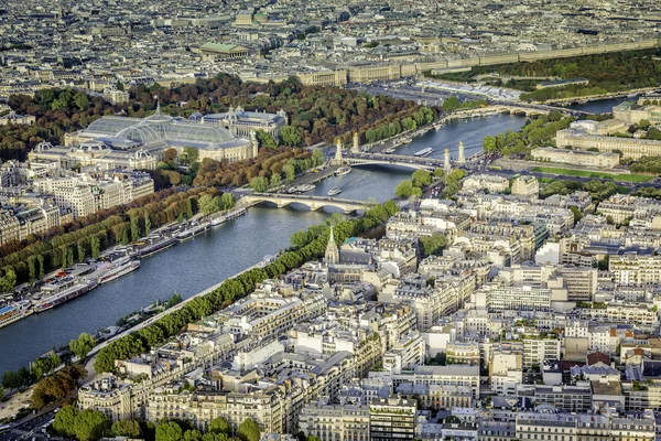 Вид с воздуха на Париж с рекой Сена — стоковое фото