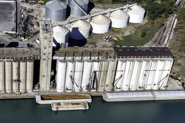 Silos Luftaufnahme im Industriegebiet — Stockfoto