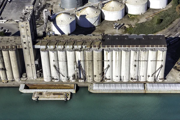 Luchtfoto van het silo's in industriële zone — Stockfoto