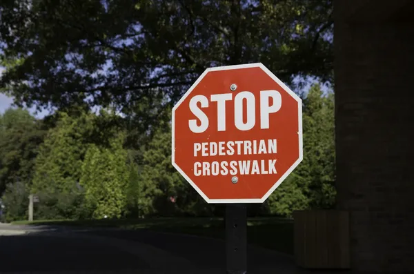 Stoppen met voetgangers crosswalk teken — Stockfoto