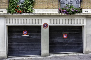 Paris'te iki araç garaj
