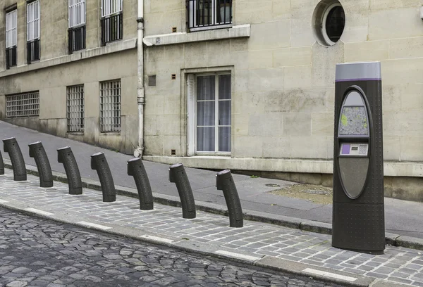 Estacionamento vazio de bicicletas para alugar em Paris — Fotografia de Stock