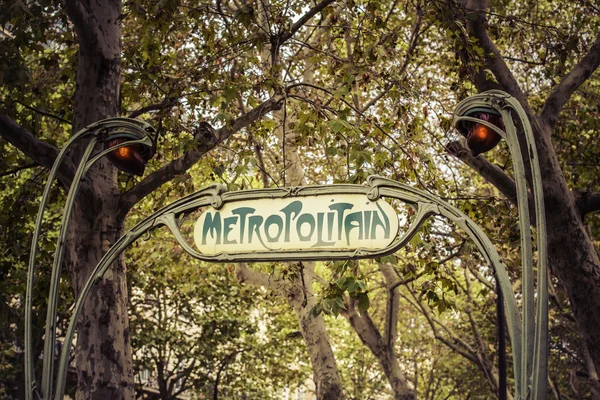 Entrée du métro parisien — Photo