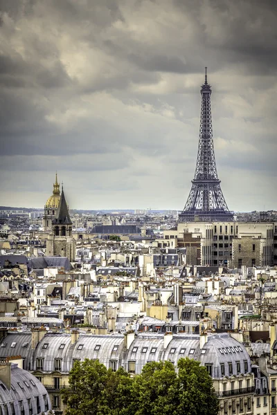 在巴黎埃菲尔铁塔上查看 — 图库照片