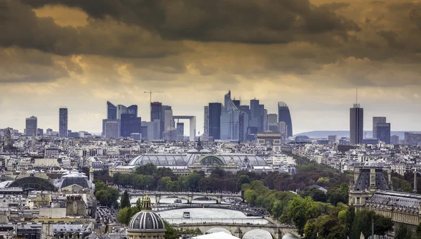 Vista panoramica di Parigi con sfondo La Defenseas — Foto Stock