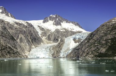Glacier Körfezi açık mavi gökyüzü ile