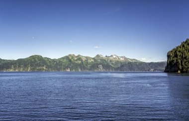 seward, alaska, usa yakınındaki dağların üzerinde mavi gökyüzü
