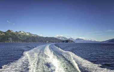 dalgaları arkasında cruise gemi seward, alaska, usa yakınındaki Dağların üzerinden