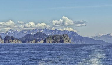seward, alaska, usa yakınındaki dağların üzerinde mavi gökyüzü