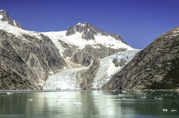 Glacier bay met heldere blauwe hemel — Stockfoto