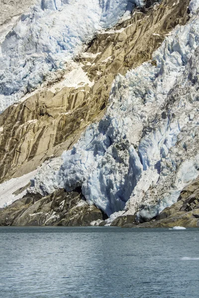 Gletscherbucht bei sonnigem Tag — Stockfoto
