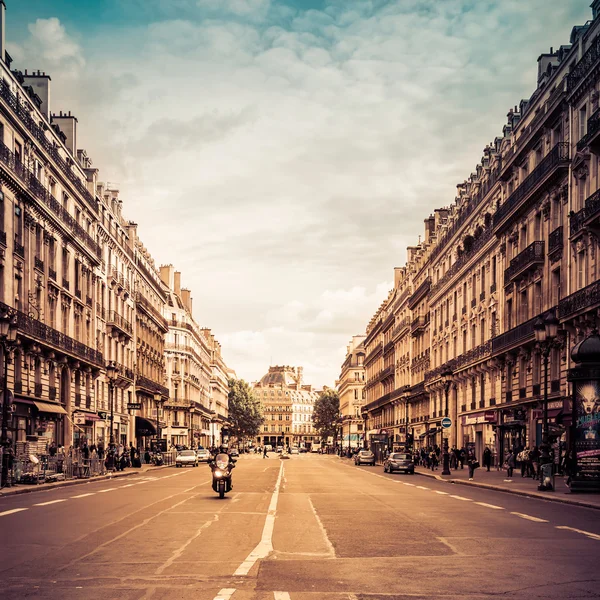 Rua típica perto da Ópera em Paris, França . — Fotografia de Stock