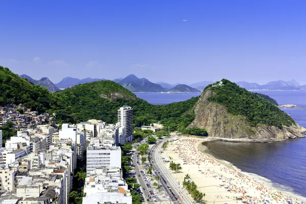 Copacabana beach w słoneczny dzień — Zdjęcie stockowe