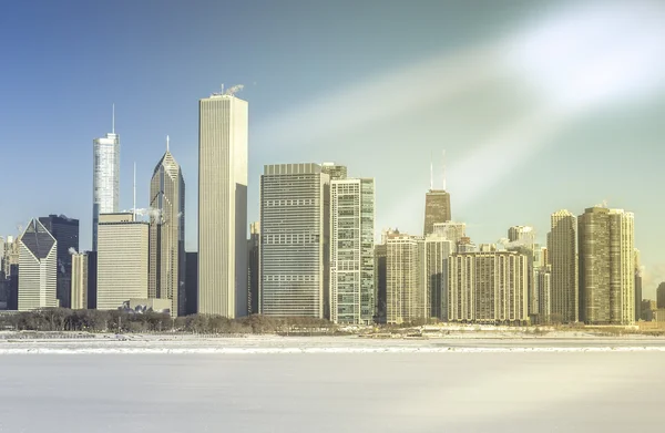 Centro de Chicago vista de invierno con lago congelado — Foto de Stock
